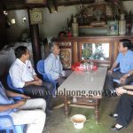 Đ/c Nguyễn Tất Thành – Chủ tịch UBND huyện tặng quà các gia đình chính 	sách